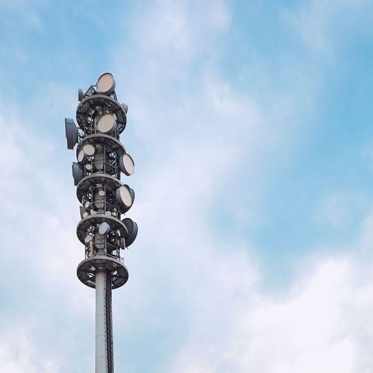 Regenmessen mit dem Mobilfunknetz: Je mehr Niederschlag fällt, desto schwächer wird das Signal, mit dem die Funkmasten Informationen austauschen.(Bild:  Cynthia Ruf, KIT)