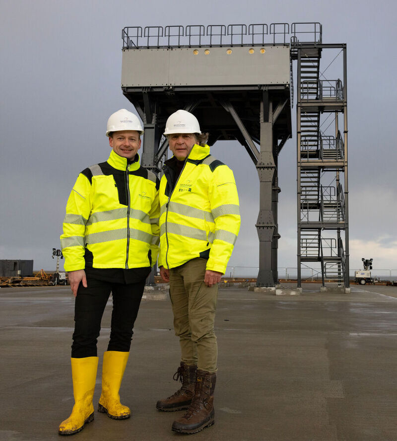 Die Startrampe im Hintergrund und dem Wetter angepasst: RFA-Chief Commercial Officer Jörn Spurmann (l.) und Frank Strang, CEO von Saxavord.