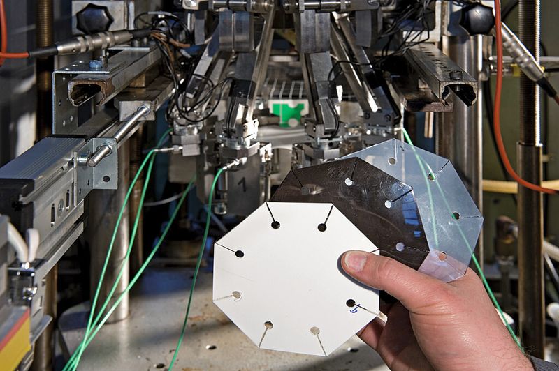 Bild 2: Zur Ermittlung von Kraft-Dehnungs-Verläufen in der Verstreckungsvorrichtung werden achteckige Kunststoffproben gefertigt. (Bild: Winandy)