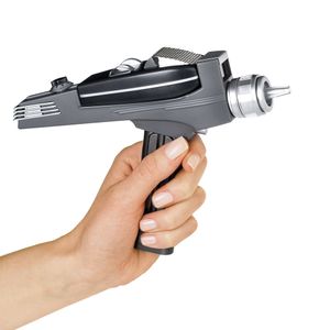 ... mit einigen zusätzlichen Funktionen. Die Bedienung beschränkt sich nicht darauf, ein Knöpfchen zu drücken – über verschiedene Bewegungen kann man bis zu 27 verschiedene Befehle einprogrammieren.