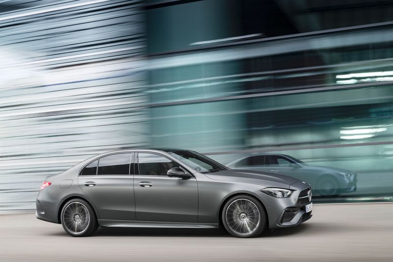 Die neue Generation der Mittelklasse-Limousine soll optisch deutlich dynamischer wirken als die Vorgänger. Dazu zählen die Dome auf der Motorhaube und der in den Kühlergrill gewanderte Mercedes-Stern. (Bild: Daimler)