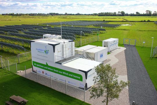 Ausgezeichnet: mehrere Batteriespeicher und eine Redox-Flow-Batterie in der SmartRegion Pellworm.(Bild:  Luftbildservice Bernot)