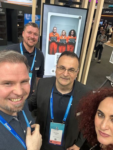Den meisten Spaß hatten wir auf dem iiyama Stand mit (v. l.) Lukas Kalisz, Christian Tienemann und Erkan Sekerci. Man beachte unser KI-Foto im Hindergrund. (Bild: Vogel IT-Medien)