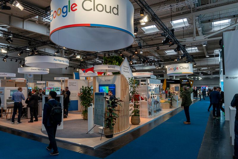 Das Angebot von Google Cloud ist vielfältig und das spiegelte sich auch am Stand wider. Neben vielen weiteren Anwendungen konnten sich Interessierte beispielsweise über die Google Kubernetes Engine informieren, die einen Autopilot bietet. Dieser Modus soll den Usern eine automatisierte und verwaltete Kubernetes-Plattform zur Verfügung stellen, die den vollen Funktionsumfang von Kubernetes bieten, dabei aber ohne Konfiguration oder Monitoring auskommen will. (Bild: Vogel Communications Group)