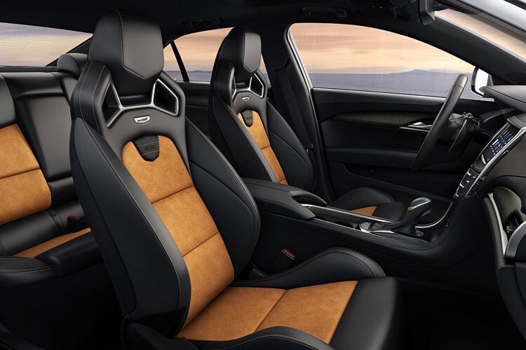 Vorn sitzt man in beiden Modellen sehr gut und blickt auf eine übersichtliche Armaturentafel. Das Telematik-System CUE ist jedoch ästhetisch und funktional überarbeitungsreif, und die Auswahl der Materialien - etwa bei der Lenkradnabe - könnte anspruchsvoller sein. (Foto: Jeff Jablansky)