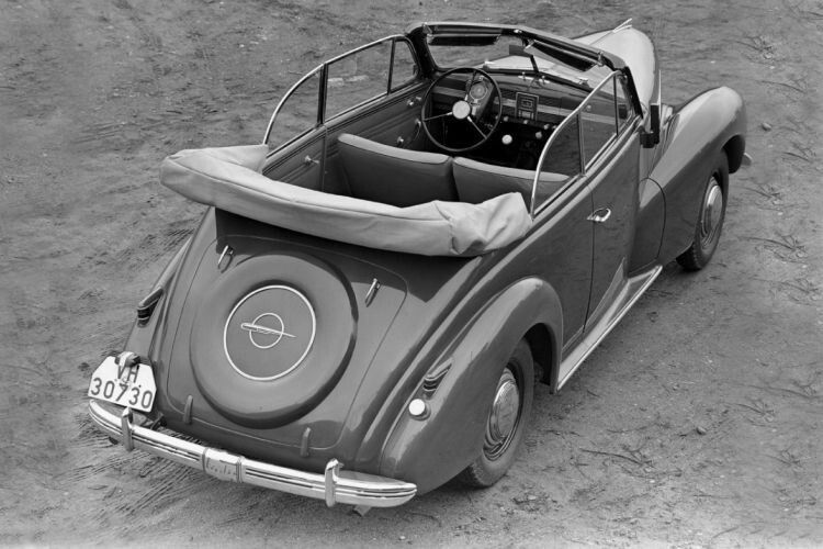 Der Kapitän war Opels letzte Neuentwicklung vor dem Zweiten Weltkrieg. Er wurde 1939 auf dem Genfer Auto-Salon präsentiert. Ab Werk gab es ein „Vier-Fenster-Cabriolet“. Zudem fertigten Gläser in Dresden und Hebmüller in Wülfrath zweisitzige Cabriolets. (Foto: Opel)