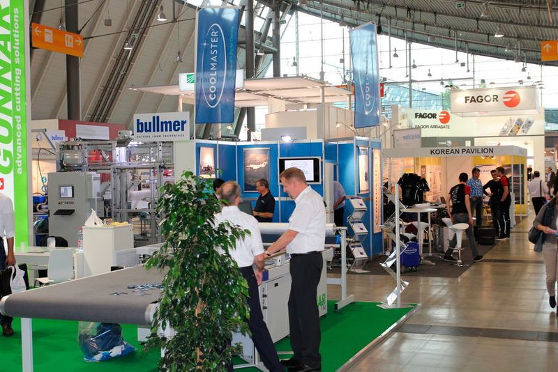 Und weiter geht der Rundgang durch die Hallen der Composites Europe 2015... (Bild: Königsreuther)