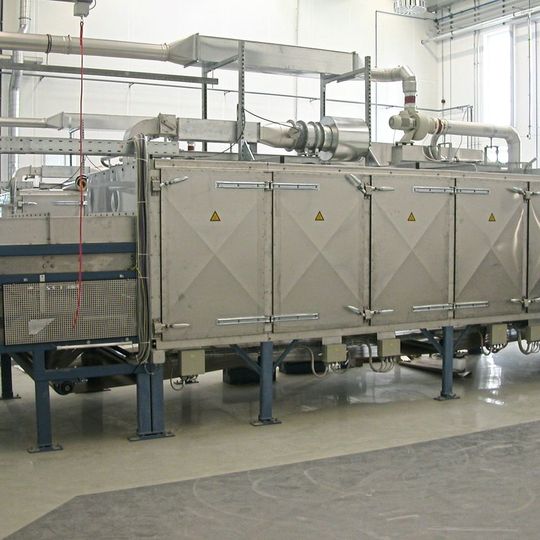 Der Kontaktbandtrockner von EL-A verfügt über mehrere hintereinander geschaltete elektrische Kontaktheizplatten. Diese erwärmen die auf ein Band aufgelegten Produkte und sind daher in der Lage, sowohl fließfähige als auch weichpastöse, krümelige, kristalline oder stückige Stoffe zu trocknen.(Bild:  EL-A Verfahrenstechnik GmbH)