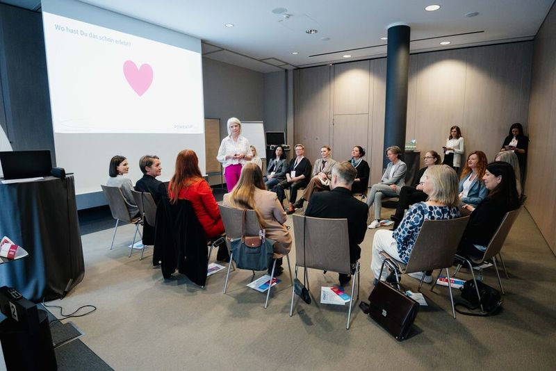 Spannend wurde es auch bei Silke Tolkmitt (POWER!UP work): Ihr Workshop „YOU CREATE – DeepWorkFlows für mehr Female Focus in der BANI-Welt“ konnte die Teilnehmerinnen mehr als begeistern. (Bild: Manuell Emme Fotografie)