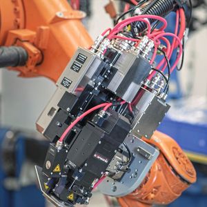 Scansonic mit seinen Baugruppen für die robotergestützte Laserbearbeitung Lösungen zum Schweißen, Löten, Schneiden und zur Oberflächenbearbeitung. Dabei setzt das Berliner Unternehmen auf Roboflex-Sonderleitungen von Helukabel.(Bild:  Scansonic MI GmbH)