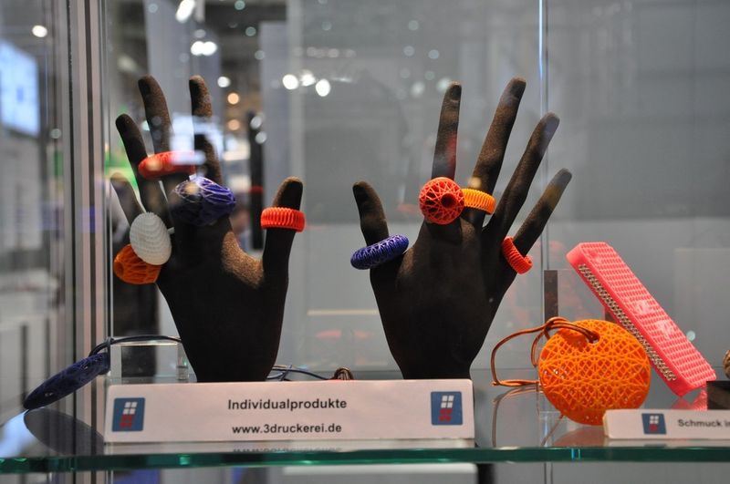 Kunststoff-Produkte aus dem 3D-Drucker, ausgestellt in der Vitrine der Teufel Prototypen GmbH. (Bild: Isenburg)