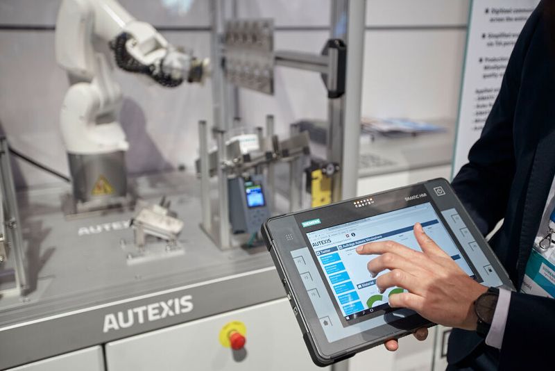 Autexis setzt dabei auf Komponenten von Siemens von dem Cloud-Ecosystem Mindsphere über Mindconnect bis zu Simatic Controllern. Bald soll auch ein digitaler Zwilling dazukommen.  (Siemens/Attila Henning)