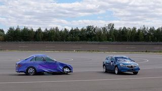 ZF Pre Crash Airbag: Sensoren erkennen das näher kommende Auto und lösen den Seitenairbag aus, wenn der Aufprall unvermeidlich ist. (Bild: Jan Rosenow/»kfz-betrieb«)