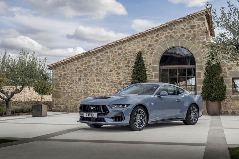 Der neue Ford Mustang der 7. Generation basiert auf der gleichen Plattform wie sein Vorgänger, kommt aber mit komplett neu gestalteter Karosserie daher. (Bild: Ford)