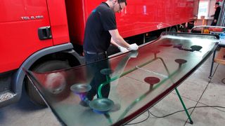 Schwere Scheiben, wie sie in Lkw, Transportern und Caravans verbaut sind, erfordern spezielle Materialien. Mit dem speziellen Sika-Klebstoff für Nutzfahrzeuge soll der Tausch leichter von der Hand gehen und gleichzeitig die geforderte Sicherheit bieten. (Bild: Sika)