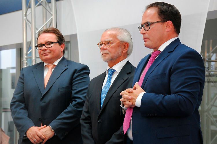 Zwei Generationen: (v. li.) Patrick, Günter und Daniel Jacobs. (Baeuchle)