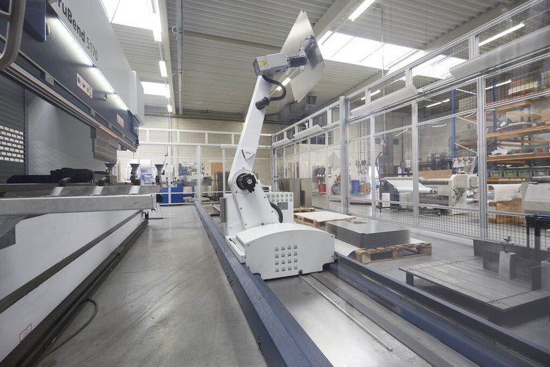 Die Positions- und Doppelblecherkennung mit Platinenvereinzelung des Bendmaster sorgt für Prozesssicherheit und hohe Produktivität. (Bild: Trumpf)