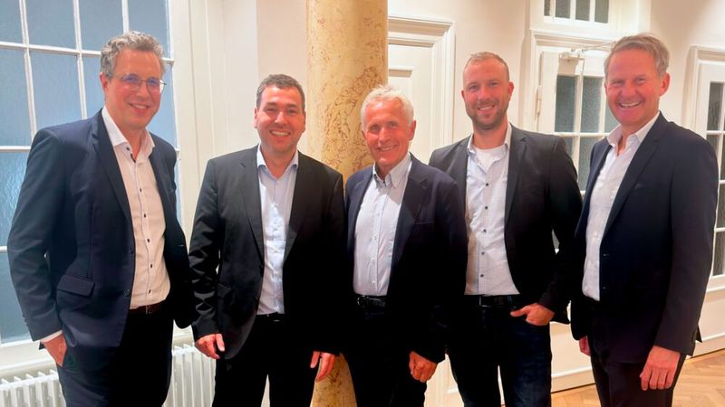 (v. l.) Christian Schaub (Geschäftsführer M&A, Connexta), Birger Hänsel (Geschäftsführer MüritzComp), Dr. Joachim Sehan (Gründer MüritzComp), Martin Evert (Geschäftsführer MüritzComp) und Dr. Jens Stief (CEO, Connexta) haben den Beitritt der MüritzComp zur Connexta-Gruppe bekannt gegeben.(Bild:  Connexta)