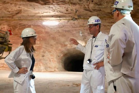 Unter Tage: K+S-Vorstandsvorsitzender Dr. Burkhard Lohr (Mitte) gibt Dr. Sigrid Nikutta, Vorstand Güterverkehr der DB und Vorstandsvorsitzende der DB Cargo, Einblicke in Produktion und Logistik des Kaliwerks in Zielitz.(Bild:  K+S)