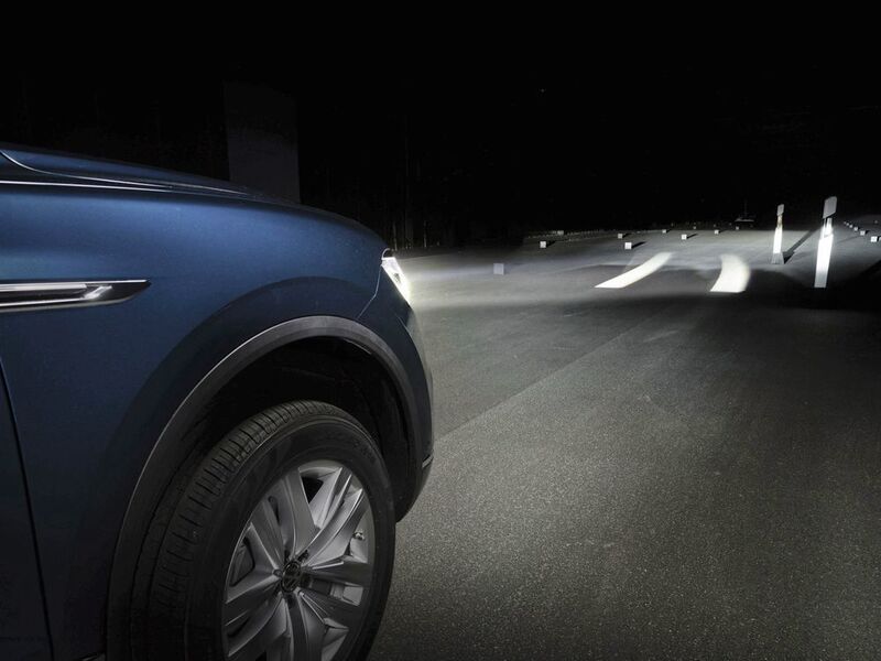 Besonders für breite SUVs eine willkommene Hilfe: Der HD-LCD-Scheinwerfer projiziert die Fahrspuren auf die Straße.  (Volkswagen)