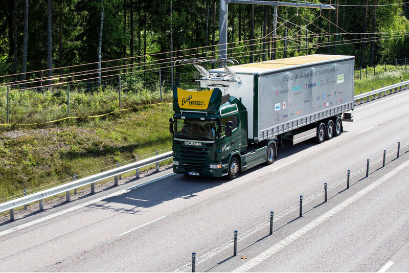 Auf einem zwei Kilometer langen Autobahnabschnitt der E16 nördlich von Stockholm wird für die nächsten zwei Jahre ein Siemens-Oberleitungssystem für Lkw getestet. (Scania CV AB)