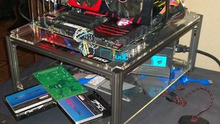 Ein Testaufbau mit mehreren SSDs im RAID-0-Verbund zur Demonstration der Leistung von USB 3.1 Gen 2. (Bild: MSI)