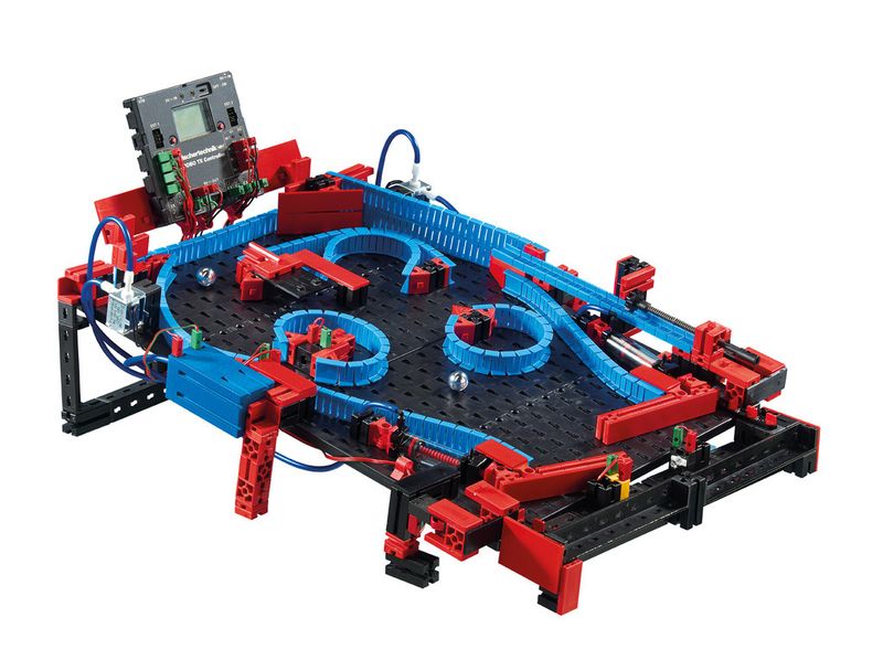 Mit dem fischertechnik Baukasten einen Flipper für Groß und Klein bauen. (fischertechnik)
