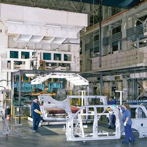 Umformer arbeiten an immer kürzeren und effizienteren Prozessketten.(Bild:  Tower International)