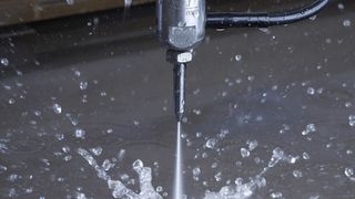 Präzisionsschneiden bei niedrigem Wasserverbrauch und Schleifmittel. Das ist das Ergebnis einer Schweizer Maschinenentwicklung. Bild: NUM (Archiv: Vogel Business Media)