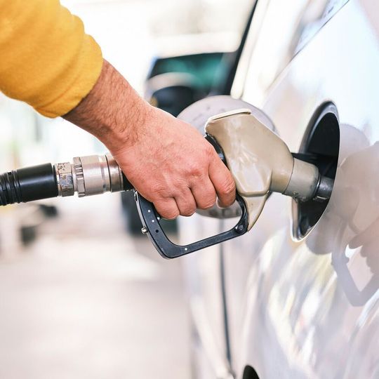 Trotz der höheren Effizienz einer direkten Elektrifizierung von Fahrzeugen gibt es Anwendungen und Nutzerprofile, bei denen flüssige Energieträger deutliche Vorteile aufweisen. (Bild:  gemeinfrei /  Pixabay)