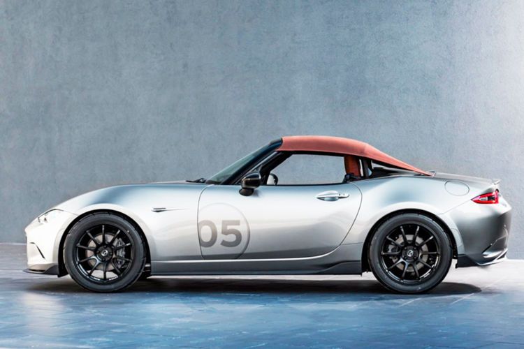 Mit knapp 1.045 Kilogramm ist der MX-5 Spyder zwar etwas schwerer als das Serienmodell, verfügt dafür aber über ein sogenanntes Bikini-Top, also ein leichtes Textilverdeck. (Foto: Mazda)