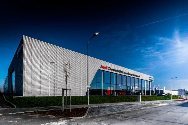 Das neue Audi-Zentrum greift die aktuelle Formensprache des Ingolstädter Herstellers auf. (Foto: UGW)