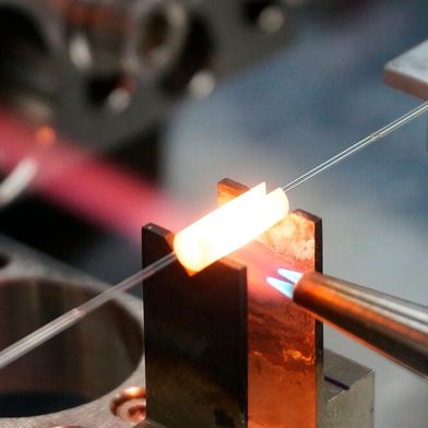Am Laser-Zentrum Hannover (LZH) hat man neuartige faseroptische Komponenten entwickelt, mit denen die Leistung von Zwei-Mikrometer-Faserlasern nach oben gepusht werden kann. Das Ganze basiert auf sogenannten „Triple-Clad“-Fasern ... (Bild: LZH)