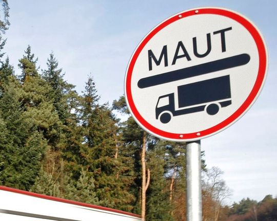 Zum 1. Januar 2023 wurde die Lkw-Maut in Deutschland erhöht. Jetzt kommt aufgrund des CO2-Abschlags ab 1. Dezember noch eine große Kostenschippe mehr dazu, die vor allem die mitteldeutschen Spediteure aus dem Gleichgewicht bringen könnte. Lesen Sie, warum ...(Bild:  B. Bronnhoff)