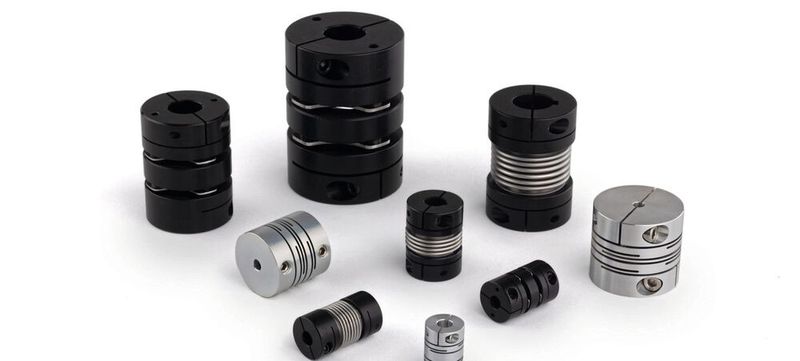 Lamellenkupplungen (links und oben), Balgkupplungen (Mitte) und Schlitzkupplungen (rechts, unten und links unten) können hohe Drehmomente übertragen und sind für den Einsatz in Präzisionssystemen geeignet.(Bild:  Ruland)