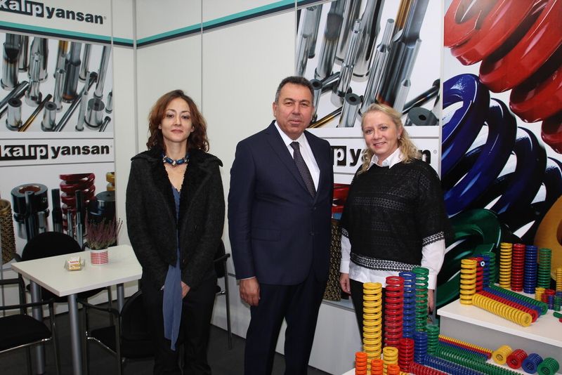 Das Team von Kalipyansan um den Direktor Sinan Eryavuz, steht seit 1983 bereit, um Kunden aus aller Welt, seine hochwertigen Federn, Führungen und Auswerferstifte zu zeigen. (Bild: Königsreuther)