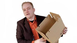 Nordpack-Produktmanager 
Jörg Baumann präsentiert den Quick-Lock-Schnellverschluss 
für Faltschachteln, den Anfang 
der Multi-Cargo-Systemreihe. 
Inzwischen bietet man sogar 
Speziallösungen für den Trans-
port von Airbags an. Bild: Maienschein (Archiv: Vogel Business Media)