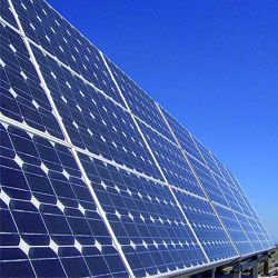 Solarzelle (1954)    Eine Solarzelle oder photovoltaische Zelle ist ein elektrisches Bauelement, das kurzwellige Strahlungsenergie, in der Regel Sonnenlicht, direkt in elektrische Energie wandelt. Die physikalische Grundlage der Umwandlung ist der photovoltaische Effekt, der ein Sonderfall des inneren photoelektrischen Effekts ist.  Solarzellen unterscheiden sich dadurch grundsätzlich von anderen Arten der regenerativen Elektrizitätserzeugung, bei denen lediglich die Antriebsenergie für den Generator nicht konventionell erzeugt wird. (Archiv: Vogel Business Media)
