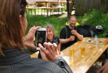 So viel Zeit fürs Socializen muss sein. Daniela Schilling knipst Sabine Kaitz und Volker Denkhaus. (Foto: Stephan Maderner)