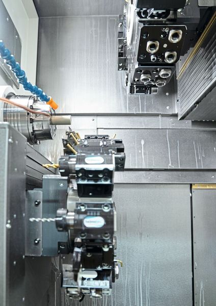 Blick in das «Zerspanungszentrum» der NT WY-150. Haupt- und Gegenspindel (15 kW, 5000 1/min) verfügen zusätzlich über eine C-Achse bis 600 1/min bei 0.0001° Auflösung. Mit den beiden Revolvern mit je 12 angetriebenen Werkzeugplätzen (5.5 kW, 6000 1/min) und/oder bis zu 24 stehenden Werkzeugen pro Revolver verfügt die Nakamura-Tome WY-150 über umfangreiche Fertigungsmöglichkeiten. (Bild: Nastassja Neumaier)