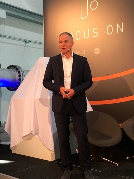 Andre Boer (Krohne) einer der neuen Focus-On Chefs vor dem verhüllten Prozessknoten. (Geipel-Kern)