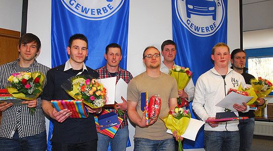 Anlass zum Feiern: Bei insgesamt drei Veranstaltungen hat die Innung Sachsen-West 50 Gesellen im Innungsgebiet frei gesprochen. Die Kfz-Mechatroniker mit den besten Prüfungsleistungen, wie hier im Bereich Chemnitz, erhielten eine Auszeichnung. (Archiv: Vogel Business Media)