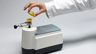 Die P-23 Schwingmühle von Fritsch ist geeignet für den Einsatz in einer Glovebox. (Bild: Fritsch)