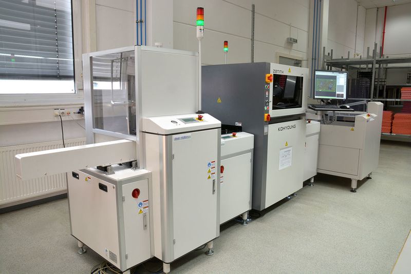 Productware betreibt einen hoch modernen Maschinenpark, wie z.B. ein 3D-Inline AOI-Messystem von Koh Young, um den hohen Ansprüchen der Kunden gerecht zu werden. 
 (productware)