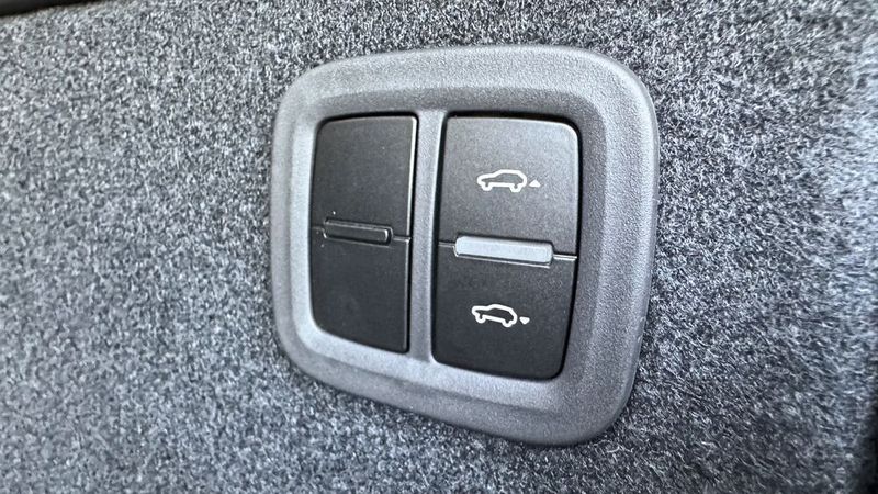 Das Fahrwerk hinten lässt sich von der Kofferraumluke aus absenken – und damit die Höhe der Ladekante. (Bild: Achter – VCG)