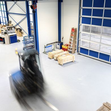 Von neuen Unternehmensstandorten bis zur Batteriezellforschung im Gigawatt-Maßstab: SEW-Eurodrive, Kammerer Gewindetechnik, Eplan und die Fraunhofer FFB bauen Kapazitäten und Kompetenzen aus. (Bild: Joshua Rzepka für Kammerer Gewindetechnik)