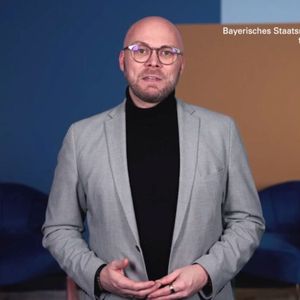 Dr. Fabian Mehring, Bayerischer Digitalminister, eröffnete die Siegerehrung mit Grußworten an die Teilnehmenden.(Bild:  Vogel IT-Medien GmbH)