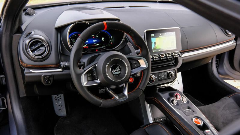 Das Cockpit ist auch eher puristisch gezeichnet. (Bild: Ampnet/Renault)