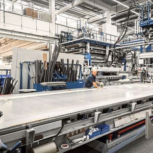 Die Aluminiumbeschick- tabletts von Busse ermöglichen  die Herstellung von Reise- mobilwänden in einer hohen Qualität.(Bild:  Hymer)