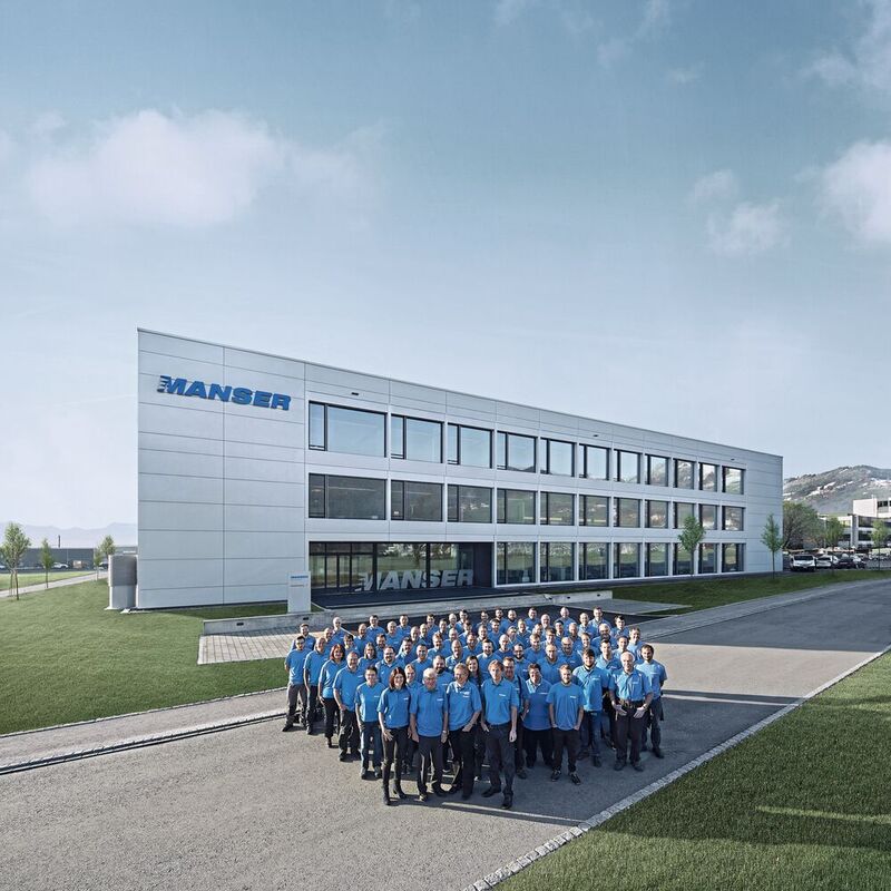 Über gesamthaft 150 Mitarbeitende verfügt die August Manser Gruppe. Im Hintergrund die neu erstellte Produktionshalle in Altstätten SG.